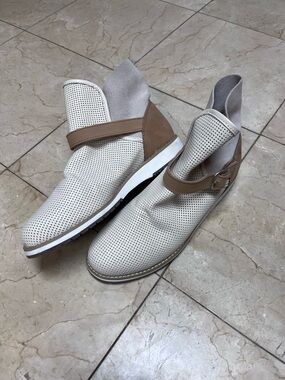 Emu Women's Perforated Cream and Tan Ankle Booties
